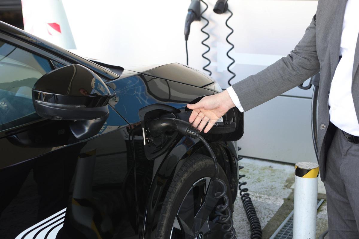 Un coche eléctrico recargando la batería
