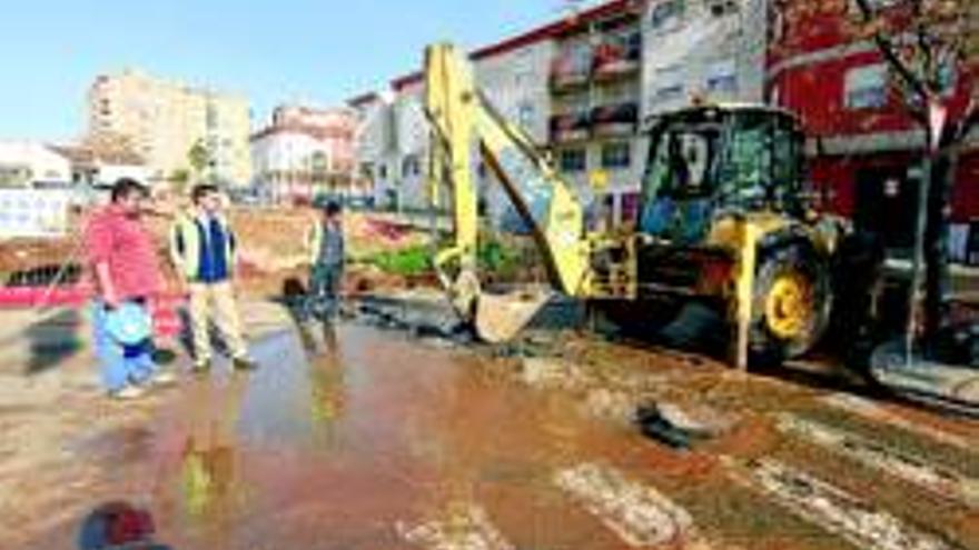 La rotura de una tubería deja sin agua la calle Bambú