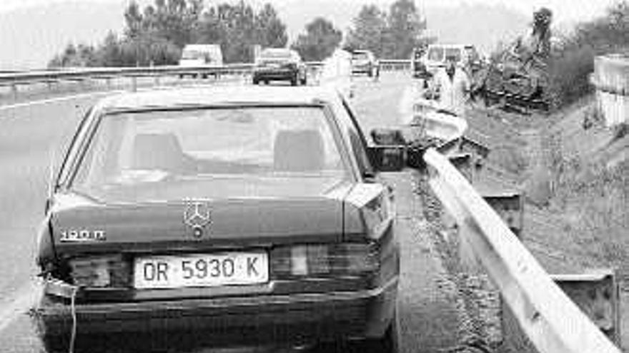 Uno de los coches que sufrieron una colisión lateral, con el camión que los embistió al fondo.  / Iñaki osorio