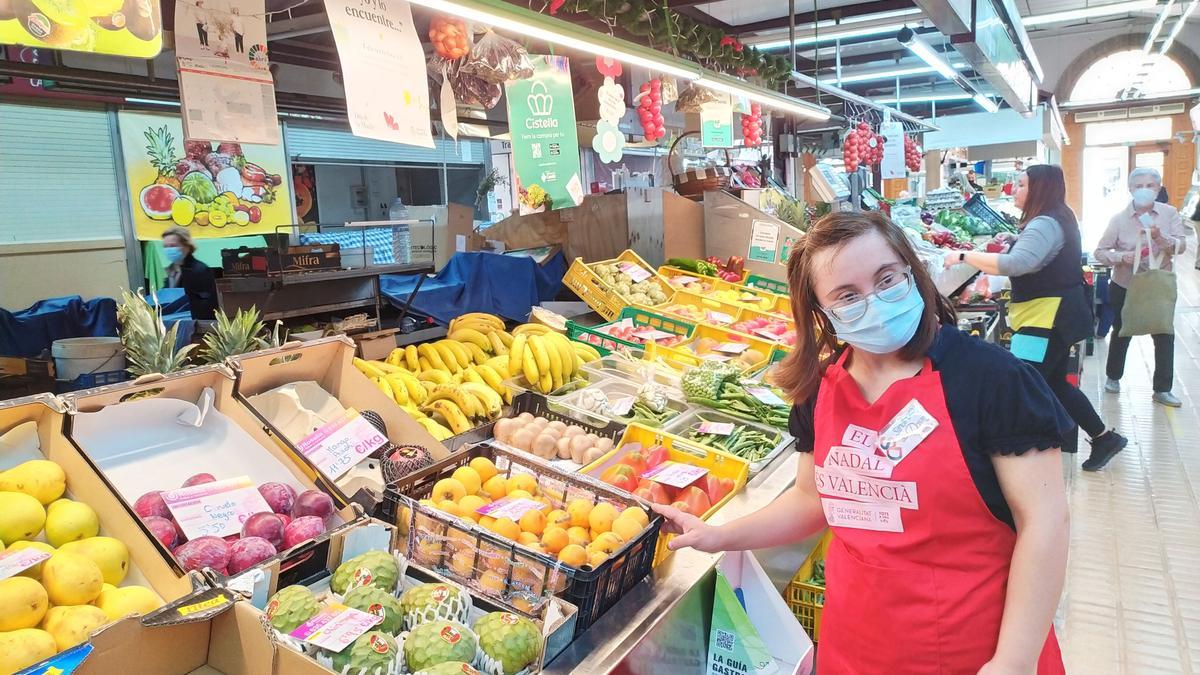 Clara Garcés ha estado demostrando su valía este viernes en un puesto de verduras del Mercado Central de Castelló