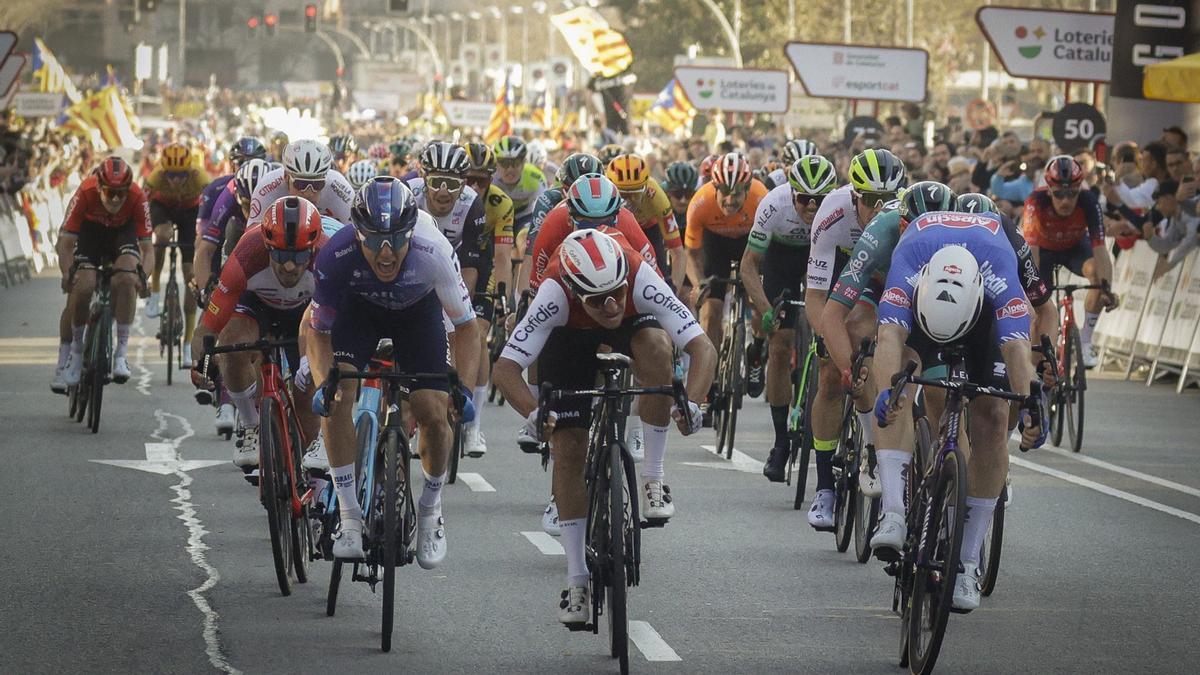 Groves supera Coquard en els darrers metres de la quarta etapa de la Volta.