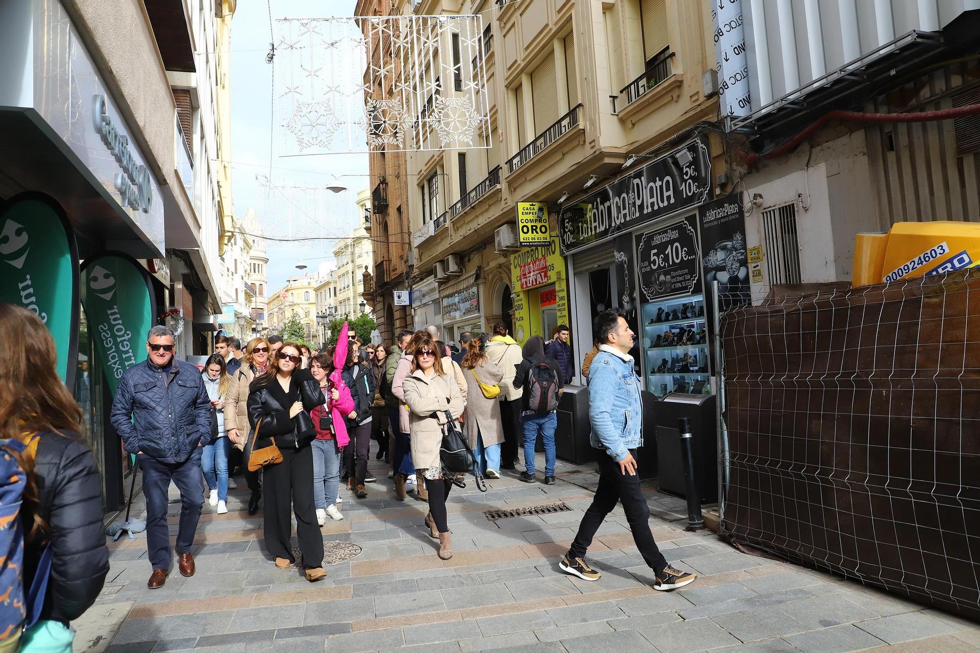 Turistas y cordobeses se echan a la calle