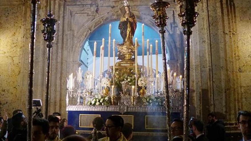 Los jóvenes cofrades celebran la tradicional vigilia de la Inmaculada