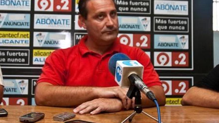 El abogado Raúl Díez, en una rueda de prensa como presidente del Alicante CF.