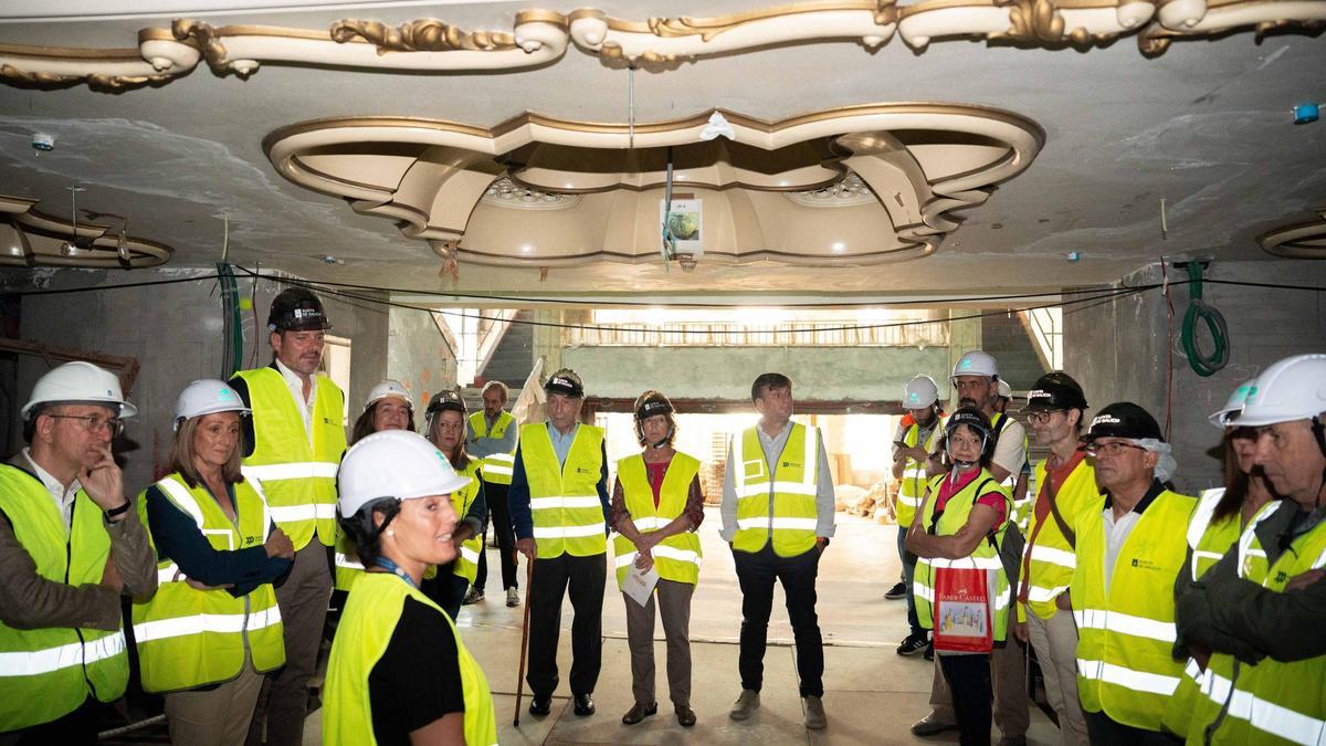 Primera visita guiada por el interior del Teatro Cine Fraga con la participación del conselleiro José López y la vicepresidenta provincial Luisa Sánchez.