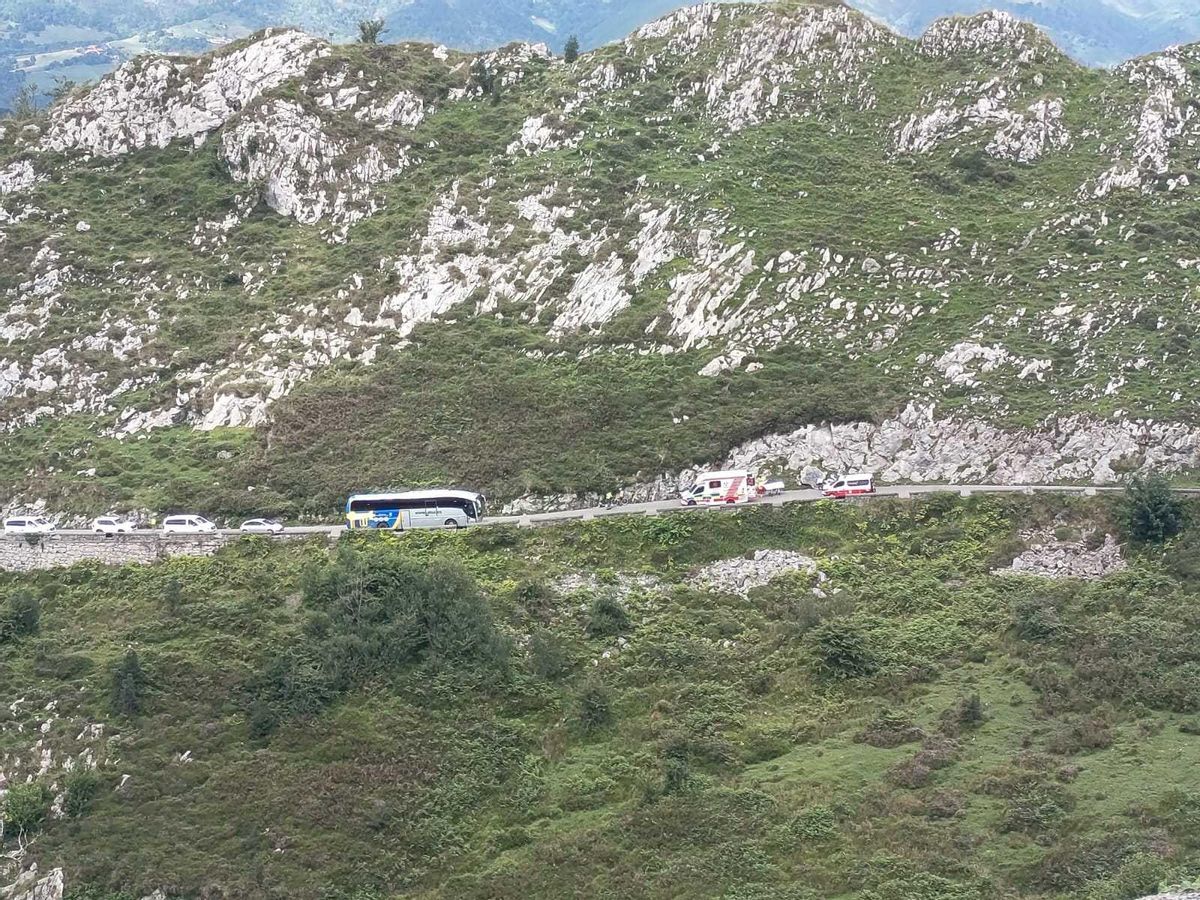La zona del accidente tras la llegada de los servicios sanitarios.