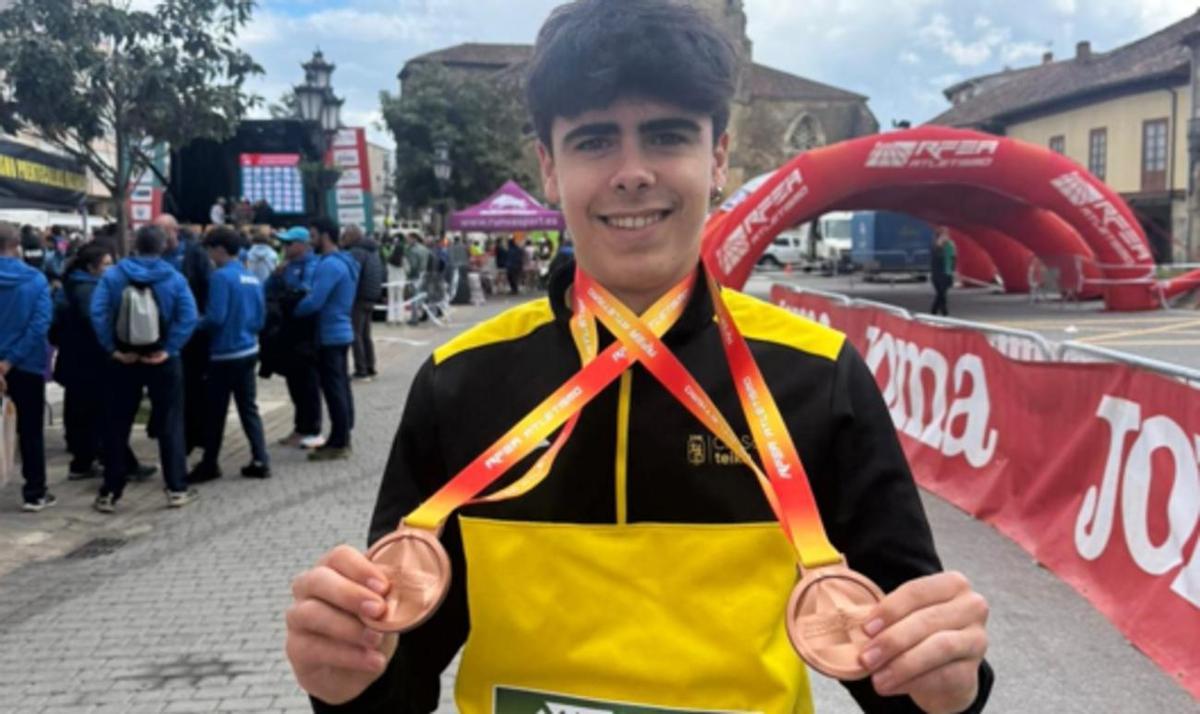 Dídac Marzà, del CA Safor Teika de Gandia, muestra con orgullo las dos medallas nacionales