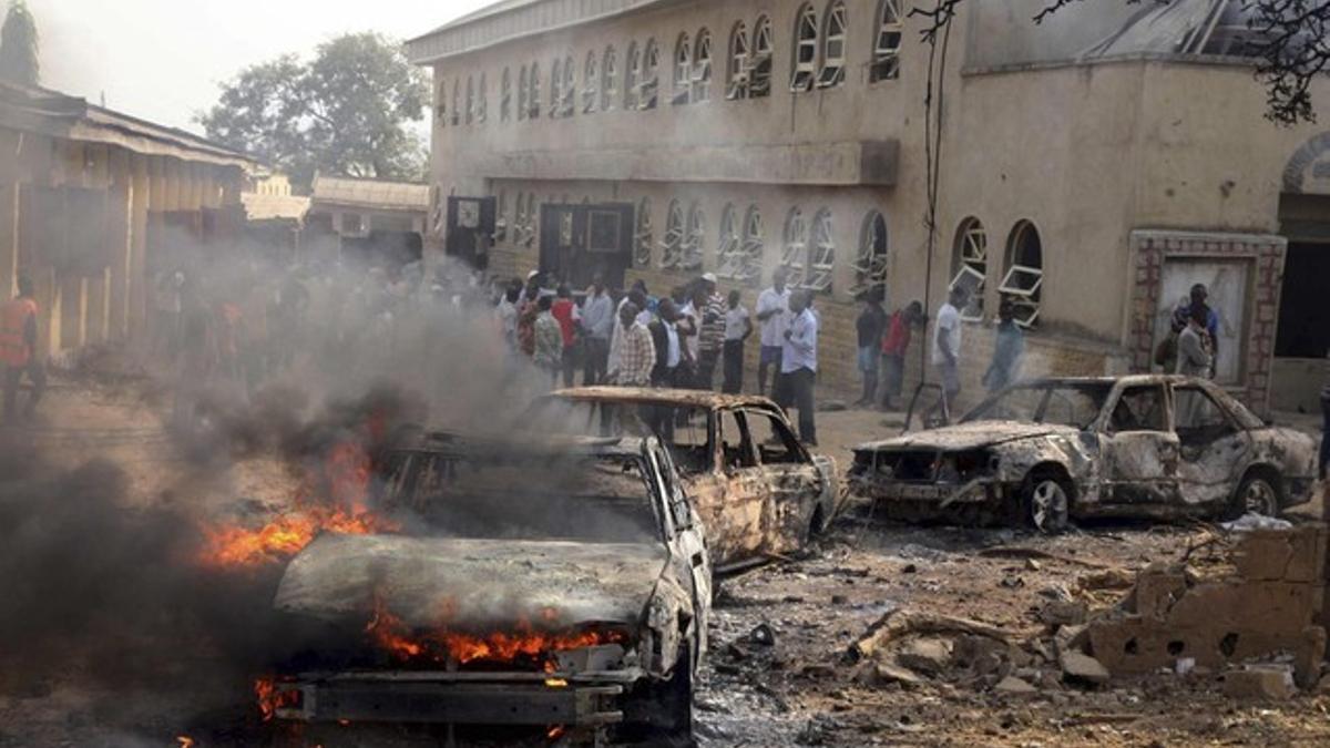 Un coche incendiado tras el atentado contra la iglesia católica de Santa Teresa, en Madalla (Nigeria).