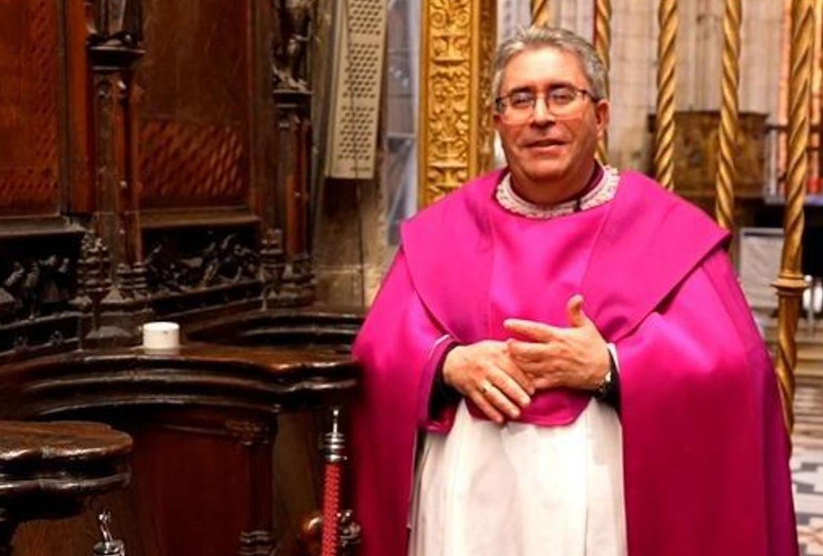 Marcelino Manzano Vilches, canónigo de la Catedral y delegado de Medios, muestra el rincón de la Catedral de Sevilla reservado para una única persona (y no es el Papa)