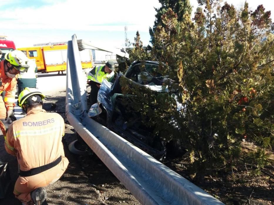 Imágenes del rescate y la asistencia al conductor accidentado hoy en Buñol.