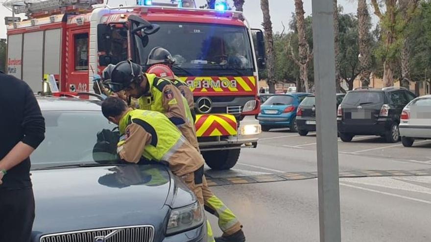Rescatan a una bebé de tres meses encerrada en un coche en Murcia