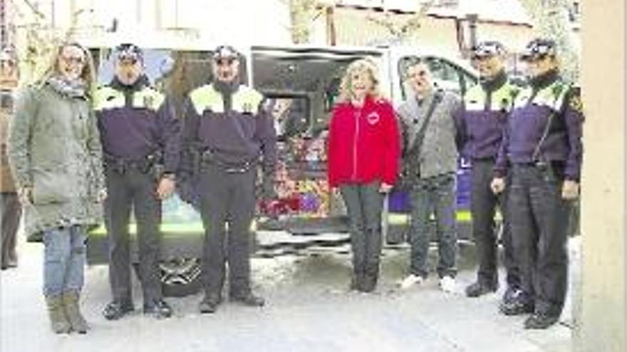 La Policia Local de Blanes, amb la Creu Roja