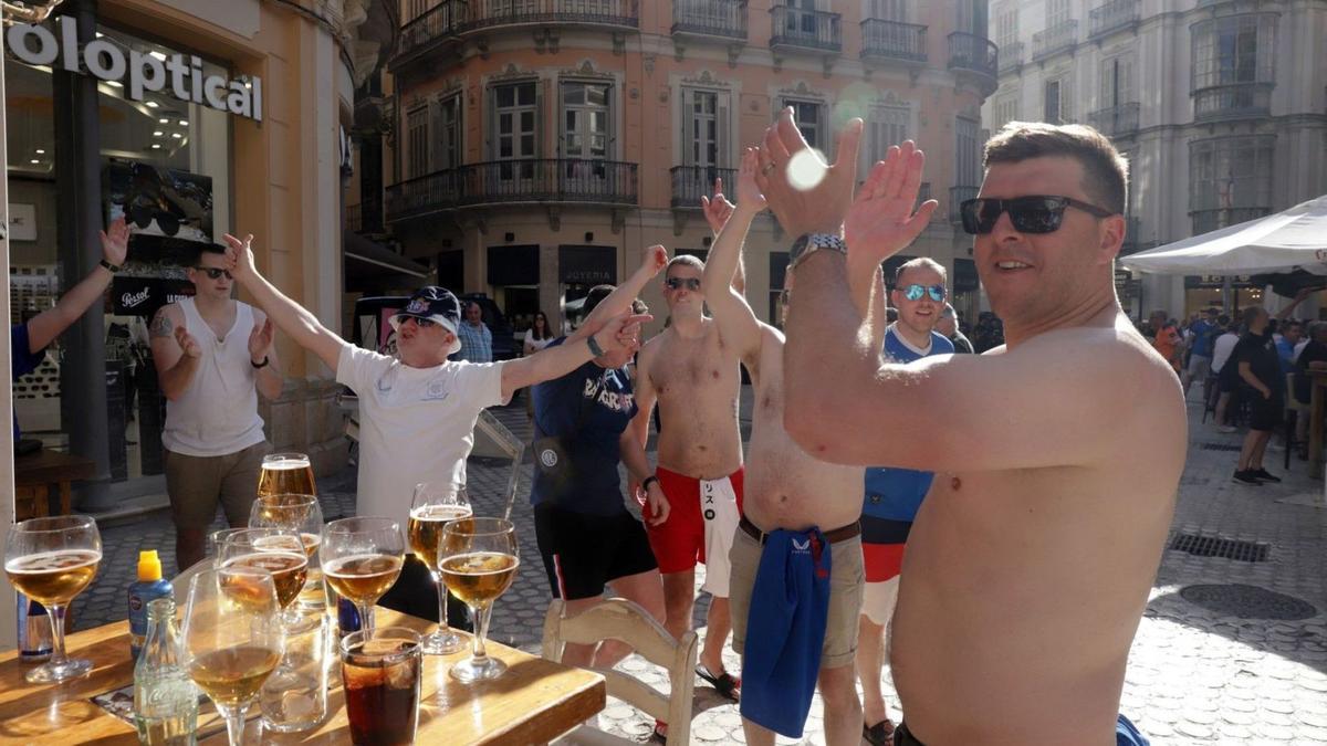 Aficionados del Glasgow Rangers en el Centro de Málaga sin camiseta. | ÁLEX ZEA