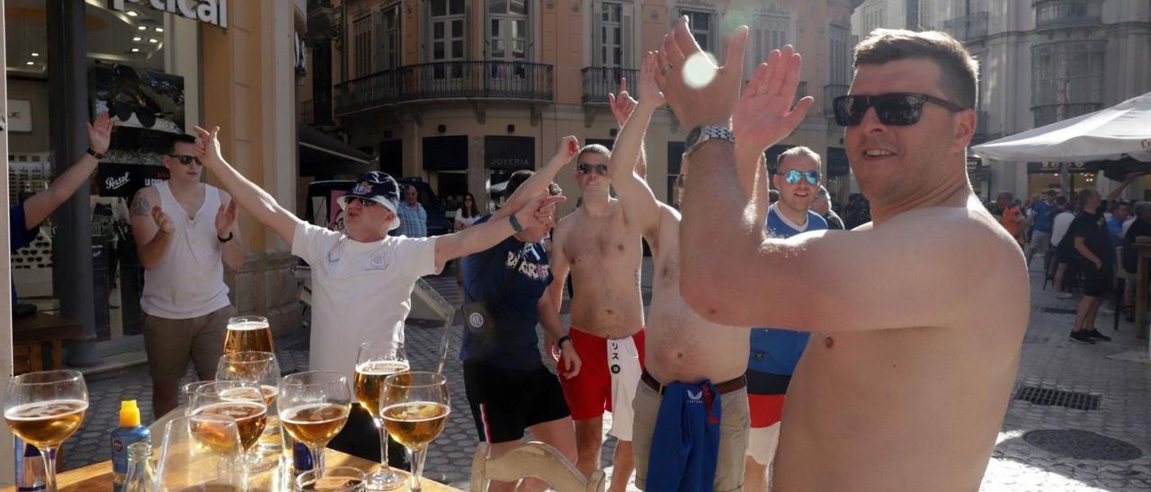 Aficionados del Glasgow Rangers en el Centro de Málaga sin camiseta. | ÁLEX ZEA