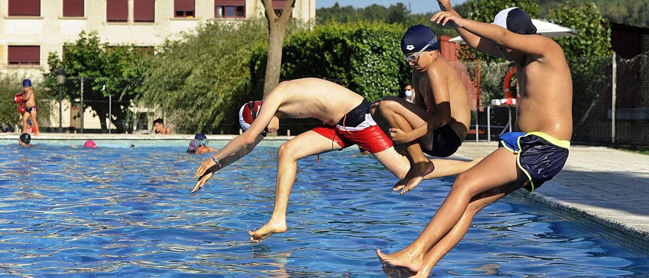 Niños tirándose al agua en la piscina de Vila de Cruces. |   // BERNABÉ/JAVIER LALÍN