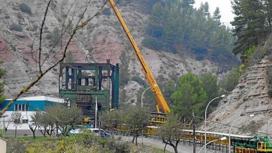 Operaris desmuntant ahir la part superior de la torre, de la qual es deixarà una part de l&#039;estructura de la base