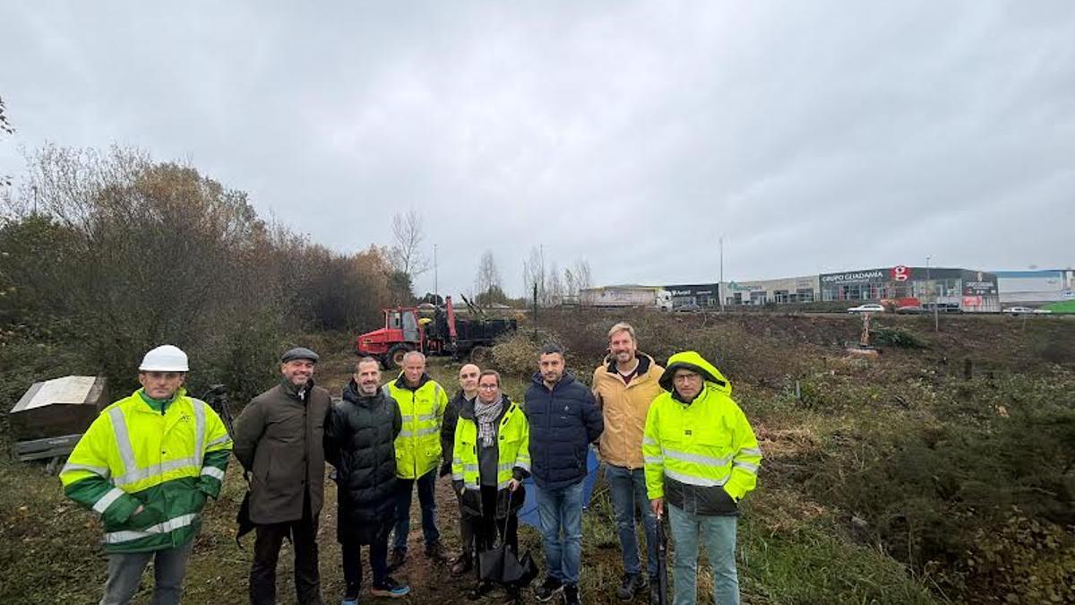 Los ediles, junto a Leire Gabilondo y Juan Carlos Álvarez, técnicos municipales; Ramón Granados, Fernando Valdez y Jose María Sánchez, de la empresa adjudicataria; Fernando García, director de Parque Principado, y Eduardo Díaz, director de IKEA Asturias.