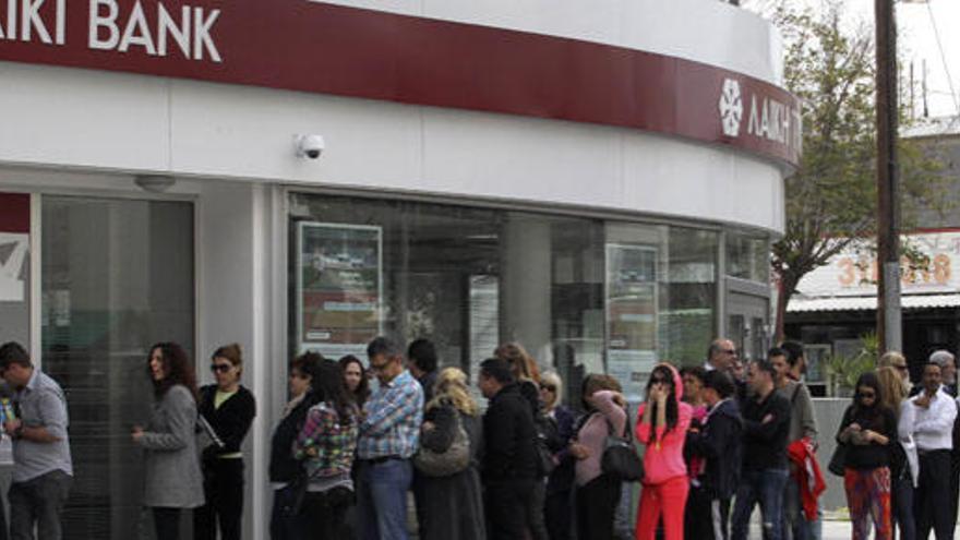 Ciudadanos chipriotas hacen cola ante un cajero.