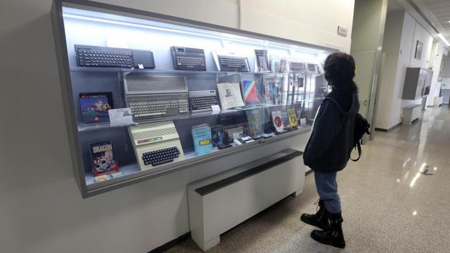 Una joven mira una de las zonas del museo, la de ordenadores domésticos. |              ÁNGEL DE CASTRO