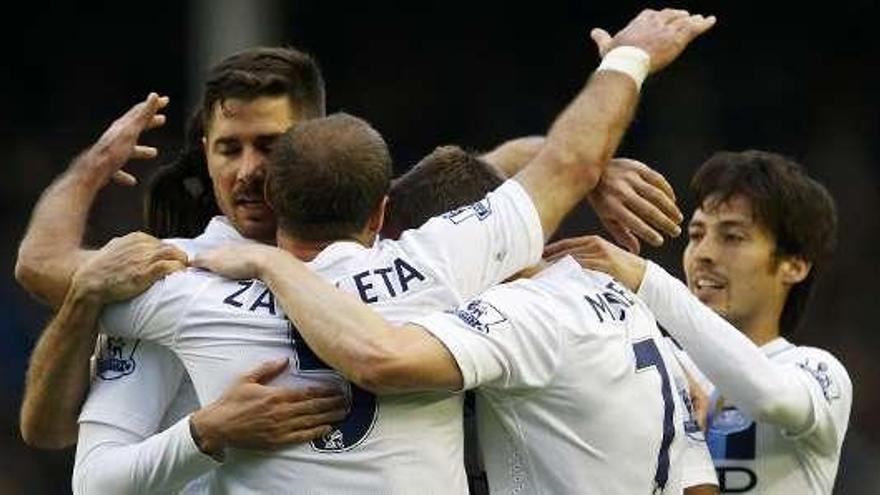 Los jugadores del Manchester City festejan su triunfo. // R. Cheyne