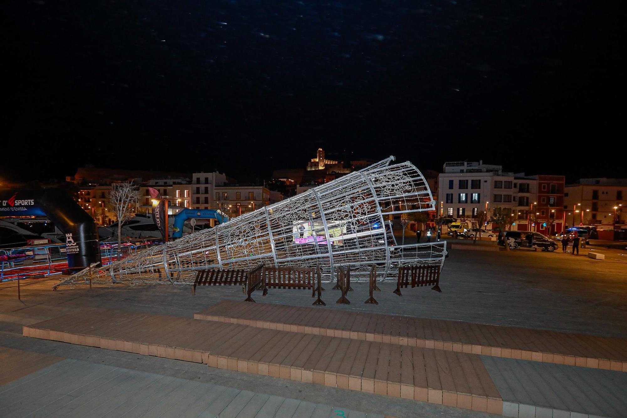 El viento derriba un árbol de navidad en el puerto de Ibiza y provoca una herida leve