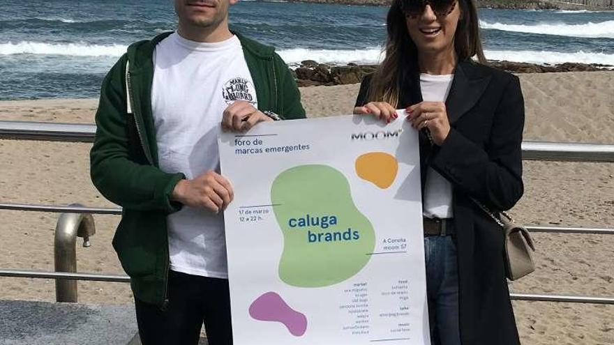 Los organizadores de Caluga Brands, con el cartel del festival.