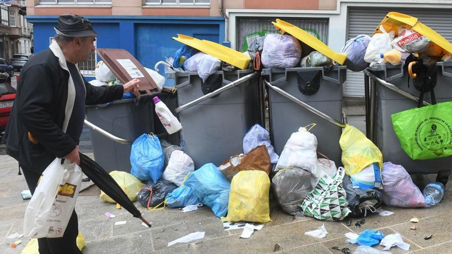 Contenedores de basura sin recoger, en la calle Atocha Alta. |   // CARLOS PARDELLAS