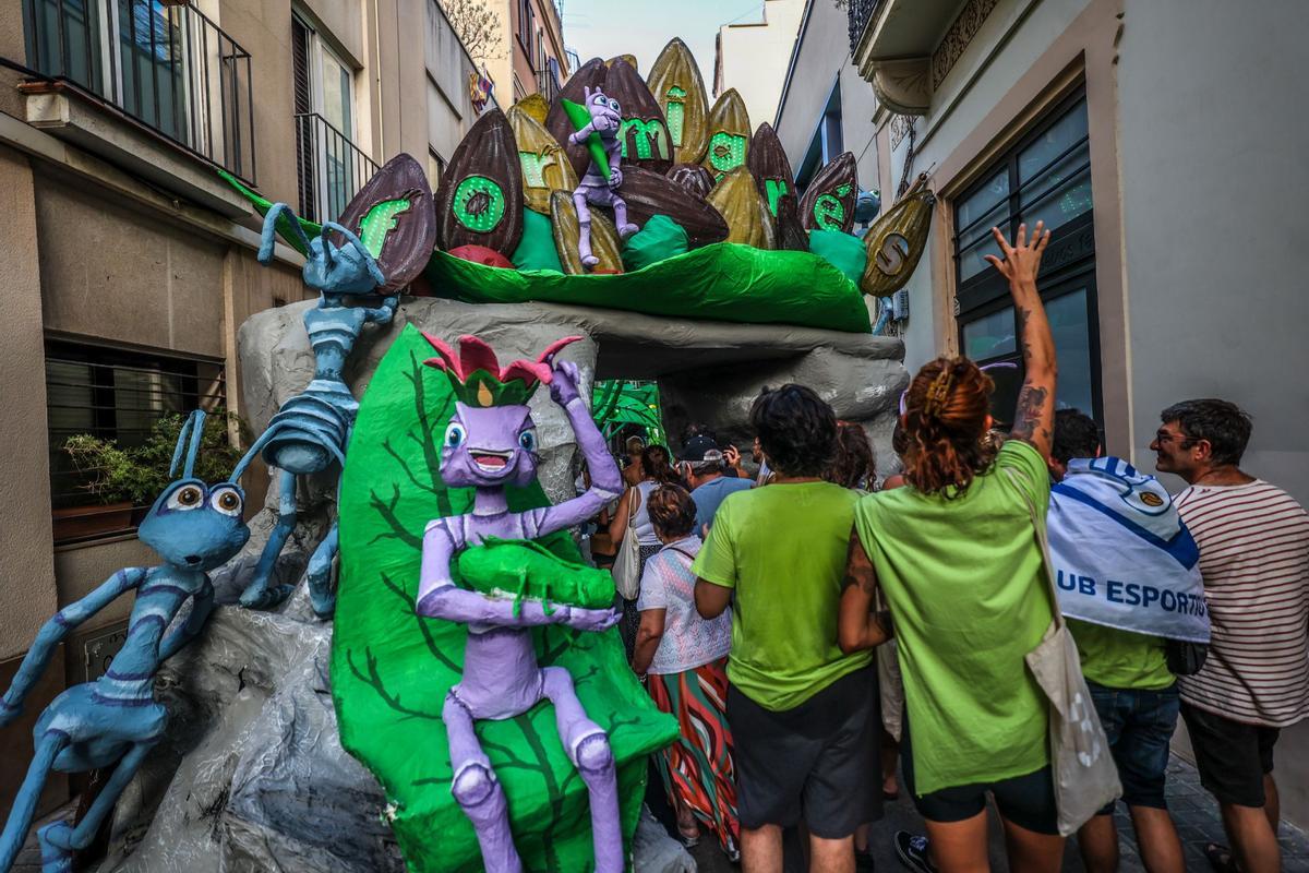 La calle Progrés se ha proclamado ganadora del concurso de decoraciones de la Fiesta Mayor de Gràcia de este año 2023. En esta ocasión, la temática en la que han trabajado los vecinos ha sido la película Bichos, bajo el nombre de Formigres.