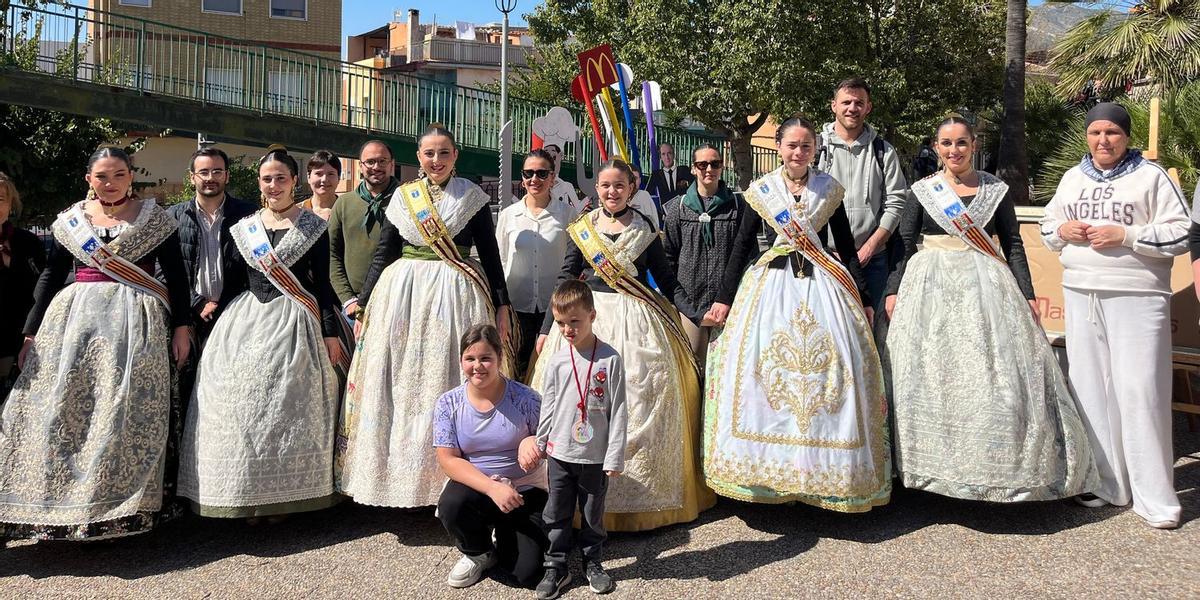 Falleras y autoridades han visitado el Centro de Rehabilitación e Integración Social de la Vall d'Uixó.