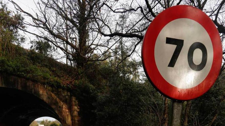 Una señal de límite de velocidad y, al fondo, el túnel de Feve.