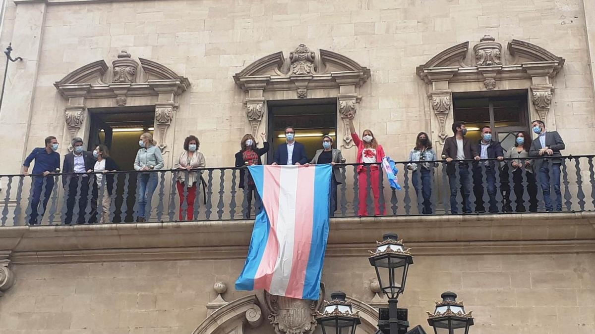 La bandera Trans ya ondea en el balcón de Cort.
