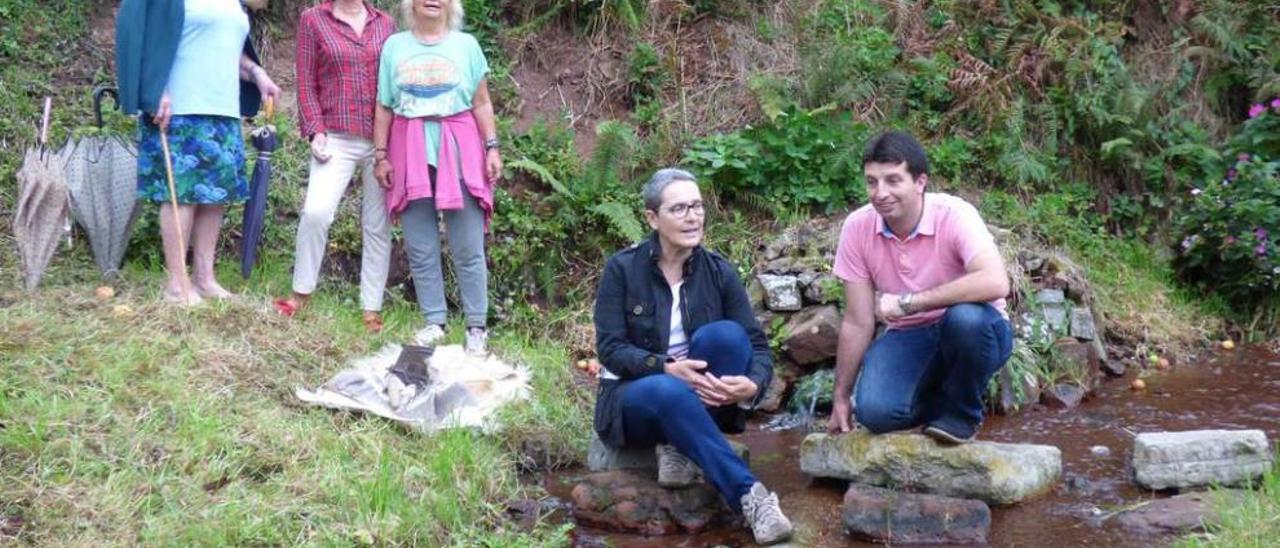 Maruja Castiello, Charo Álvarez, Chelo Fernández, Elena Sánchez y Roberto Carneado en Fuentetebia, con utensilios y lienzos.