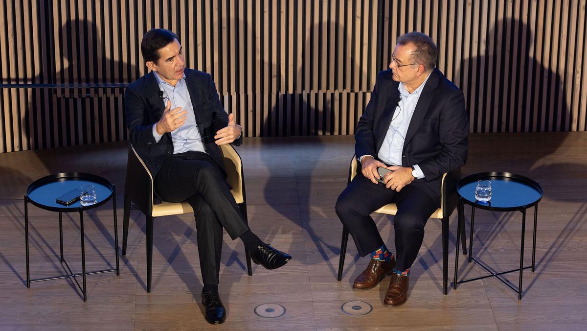 Carlos Torres Vila, presidente de BBVA, y Albert Sáez, director de EL PERIÓDICO.