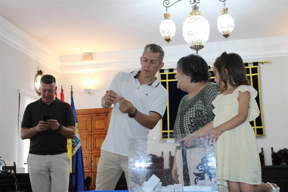 El concejal de Festejos anuncia el número ganador en el sorteo celebrado en Tarazona.