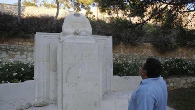 Localizan la cabeza de la escultura del Doctor Rico en la ladera del Tossal