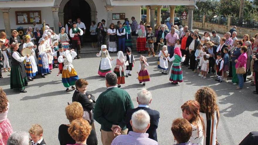 Los niños del grupo &quot;Les Xanines&quot;, bailando danzas regionales ayer en Quintes.