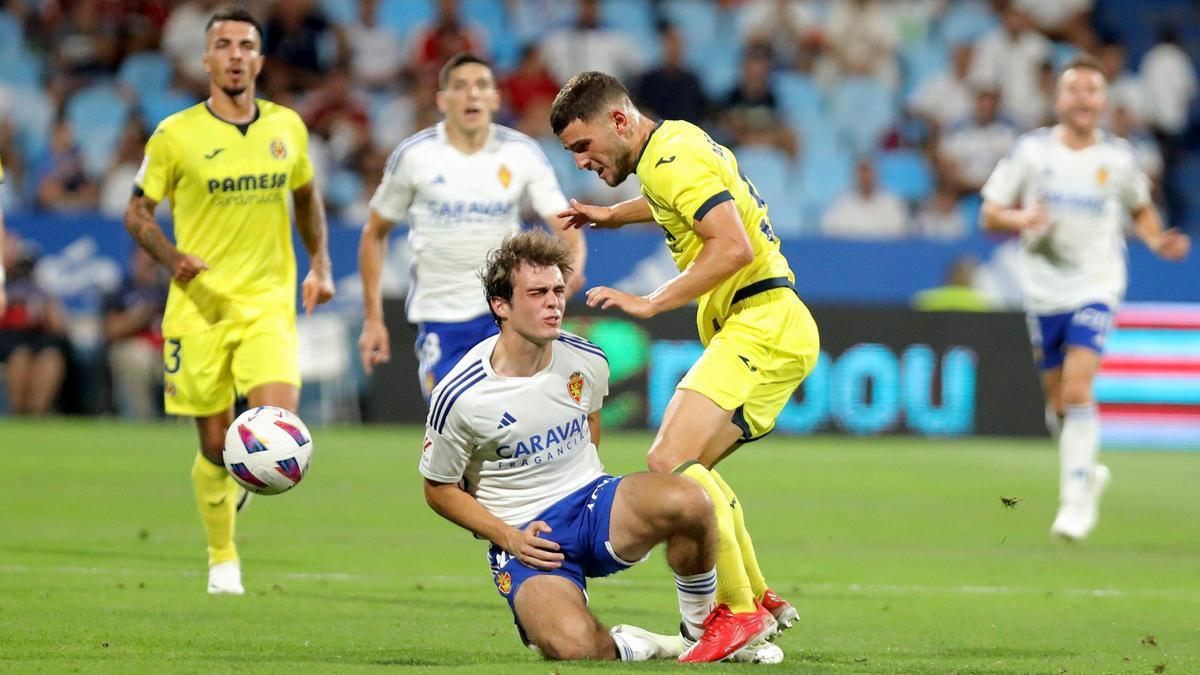 Francho cae ante un jugador del Villarreal B durante el partido disputado en La Romareda.