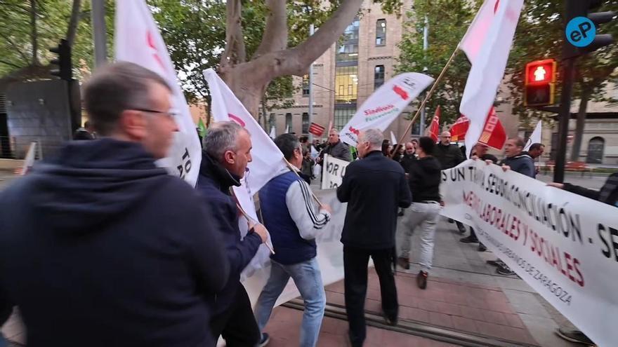 Los trabajadores interrumpen brevemente el servicio de tranvía en Zaragoza en la primera jornada de huelga