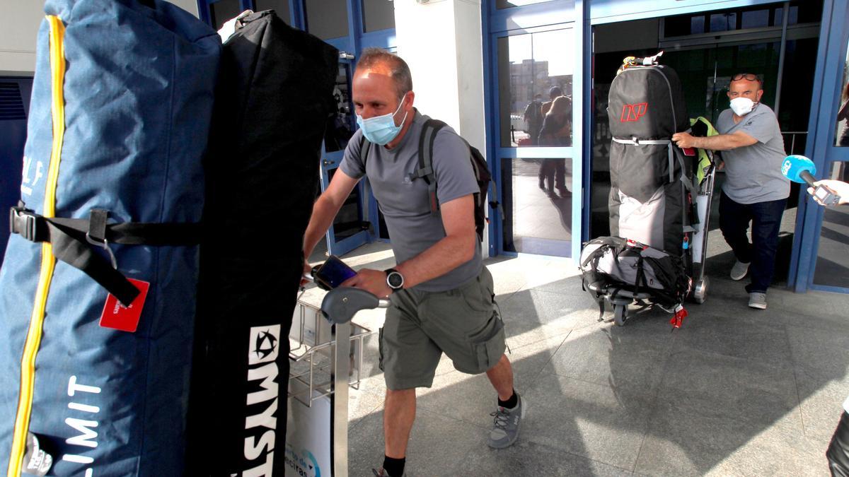 Dos ciudadanos españoles desembarcan en Algeciras, tras ser repatriados desde Marruecos.