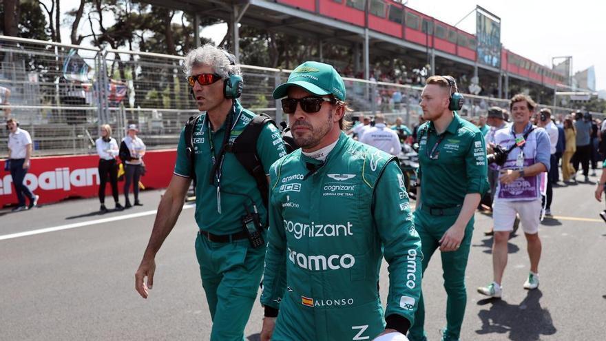 Fernando Alonso acaricia el podio en Azerbaiyán y Sainz acaba quinto