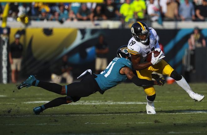 JuJu Smith-Schuster # 19 de los Acereros de Pittsburgh intenta evitar un tackle de A.J. Bouye # 21 de los Jacksonville Jaguars durante la segunda mitad en el TIAA Bank Field en Jacksonville, Florida.