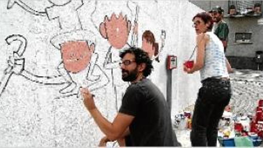 A l&#039;esquerra, taller de maquillatge de dissabte a la tarda a la Pujada Roja; a la dreta, pintada d&#039;un mural reivindicatiu al barri de Plaça Catalunya