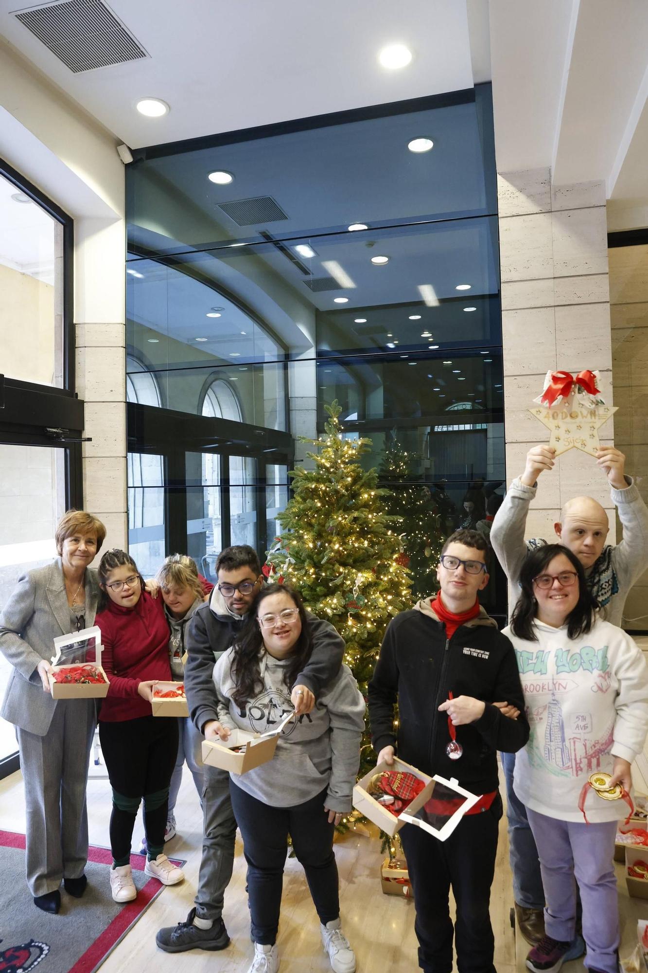 La emotiva decoración de Navidad en el Ayuntamiento de Gijón: jóvenes ...