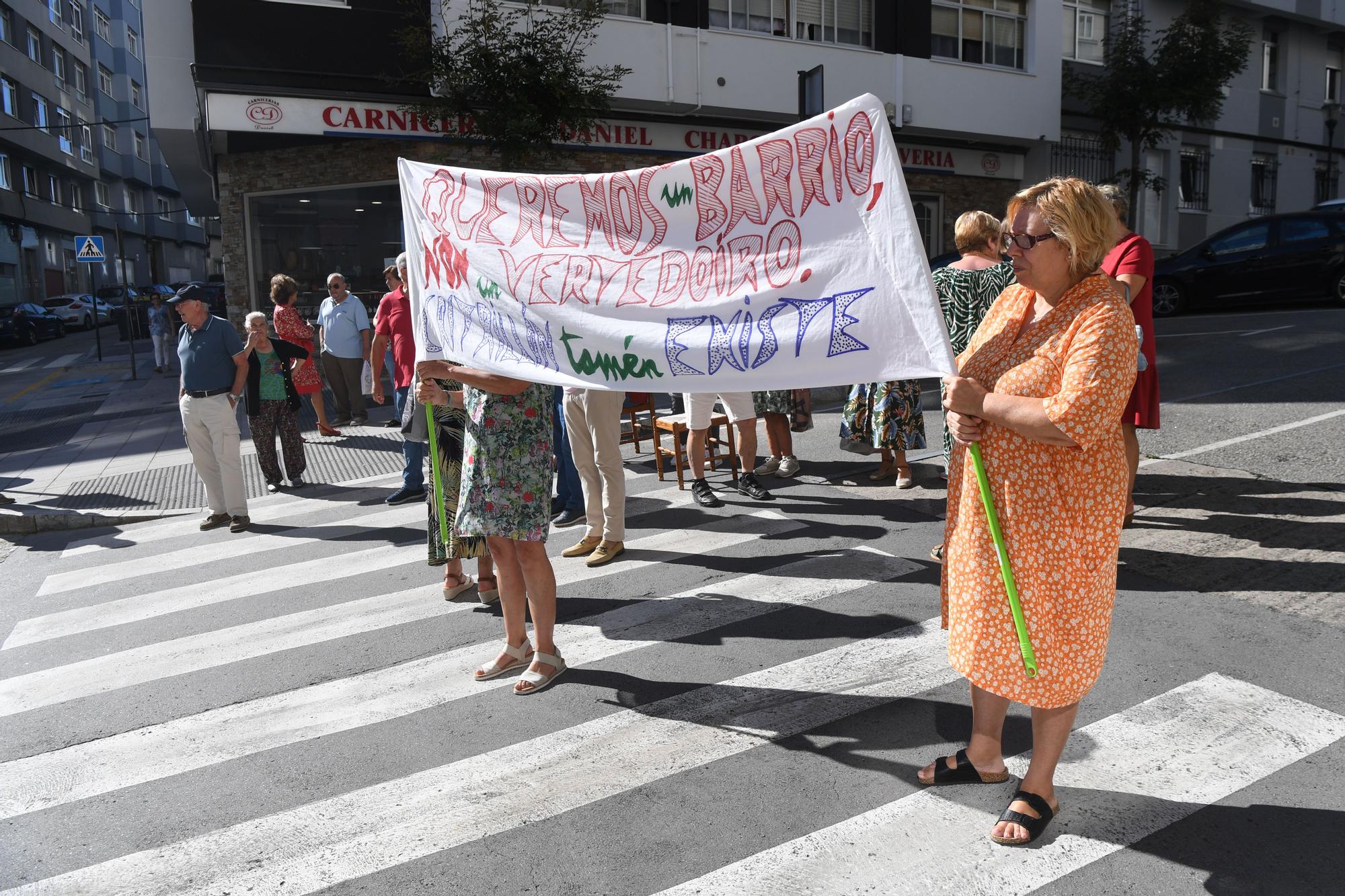 Concentración de vecinos por el abandono de un solar en la calle José María Hernansáez