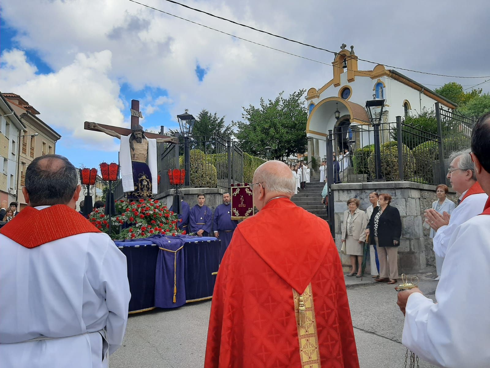 La Pola honra al Cristo de Santa Ana