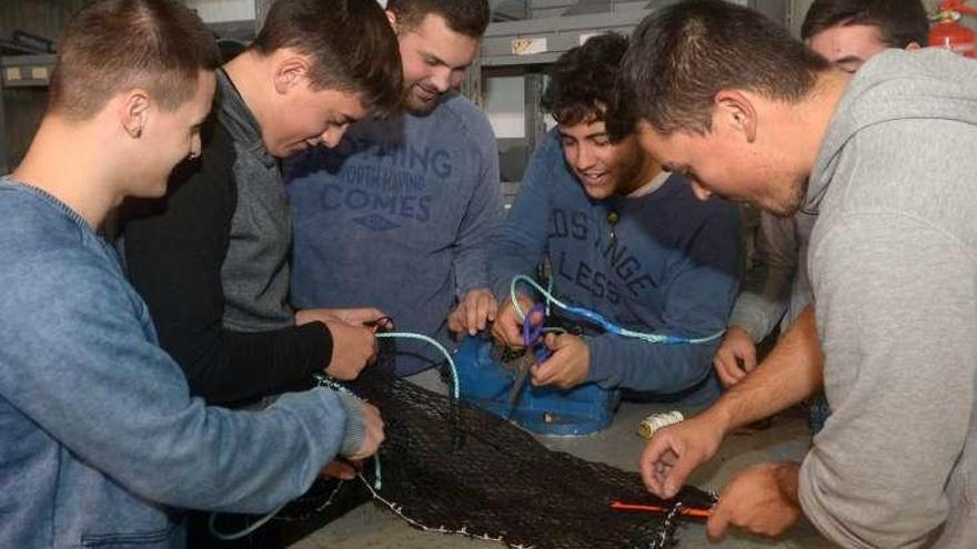 Alumnos del Igafa en uno de sus talleres.  // Noé Parga