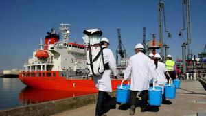 Llegada a Barcelona, en 2008, de barcos con agua procedente de Tarragona.