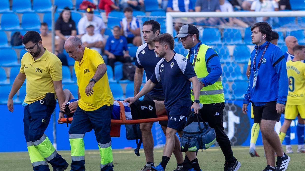Oriol Soldevila sale del partido contra el Villarreal en el que firmó un doblete con una lesión de la que todavía no se ha recuperado.