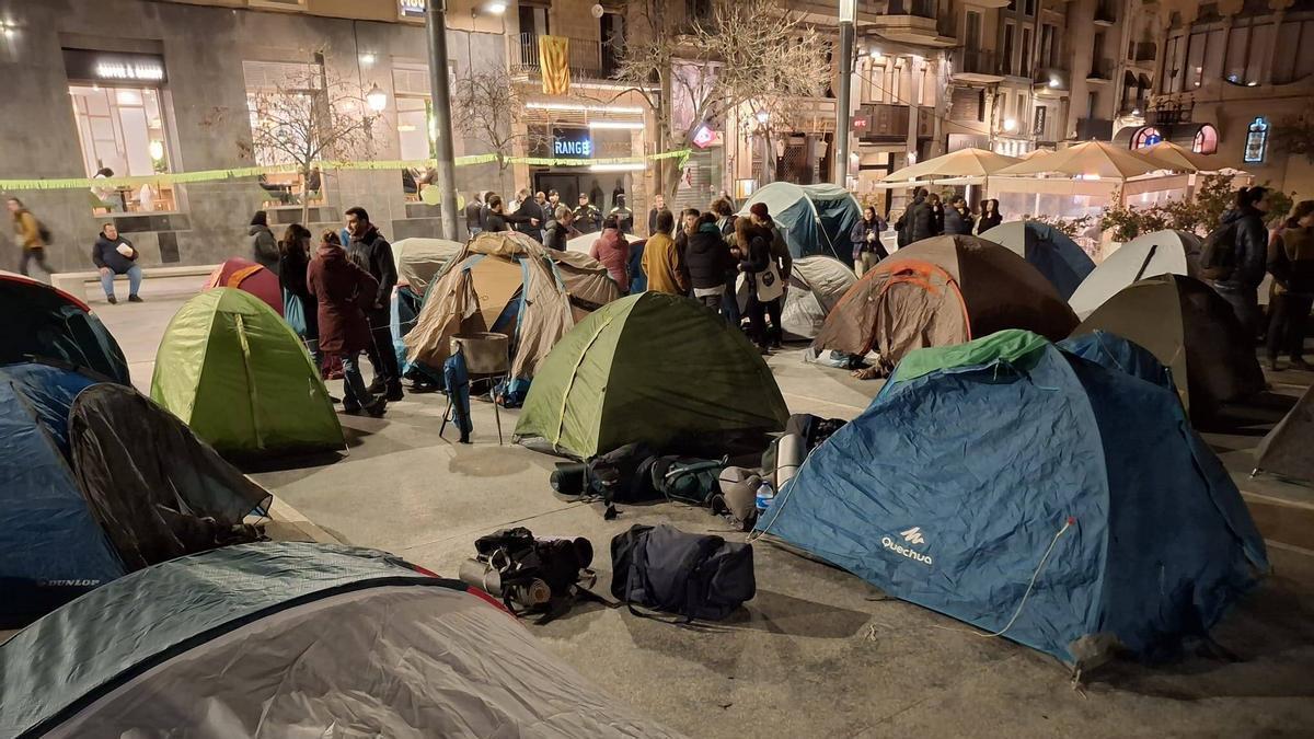 Acampada a la plaça Sant Domènec de Manresa per evitar el desnonament del Bloc 8 de la PAHC