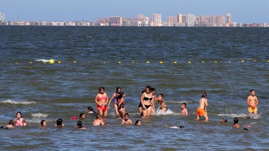 El Gobierno insiste en que no es peligroso bañarse en el Mar Menor